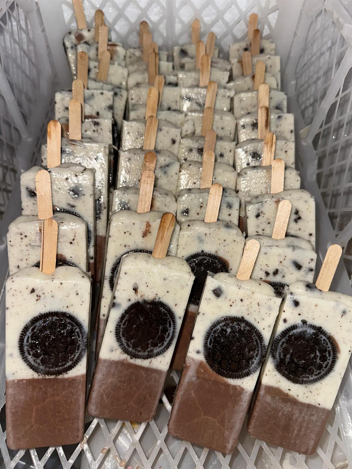 Paletas de crema con galleta y chocolate